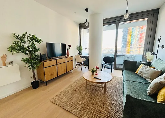 Modern Overlooking The Skyline & Danube * Vídeň